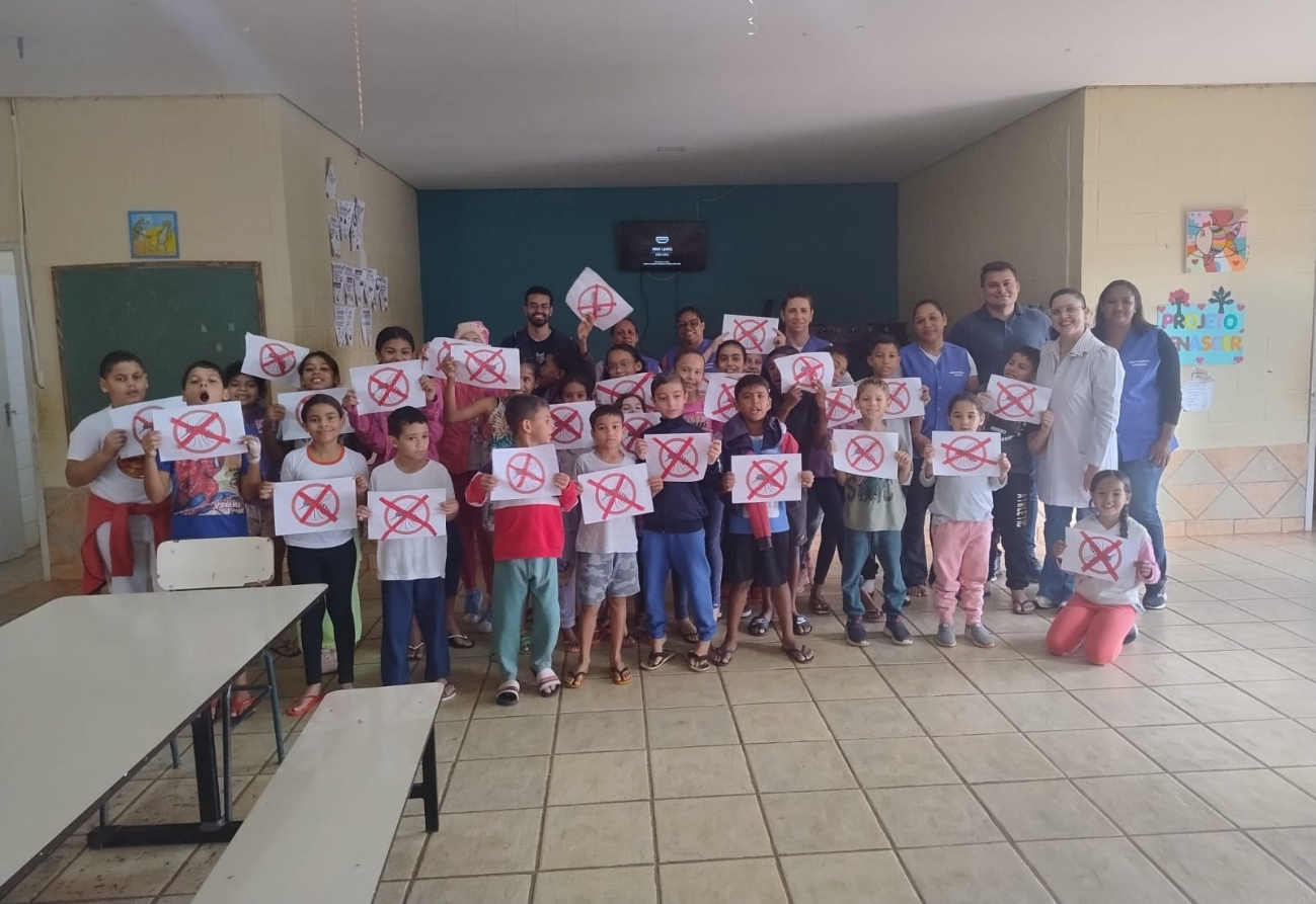 AGENTES DE ENDEMIAS E AGENTE COMUNITARIO DE SAÚDE DE PRACINHA REALIZAM ATIVIDADE EDUCATIVA SOBRE DENGUE COM ALUNOS DO PROJETO RENASCER.